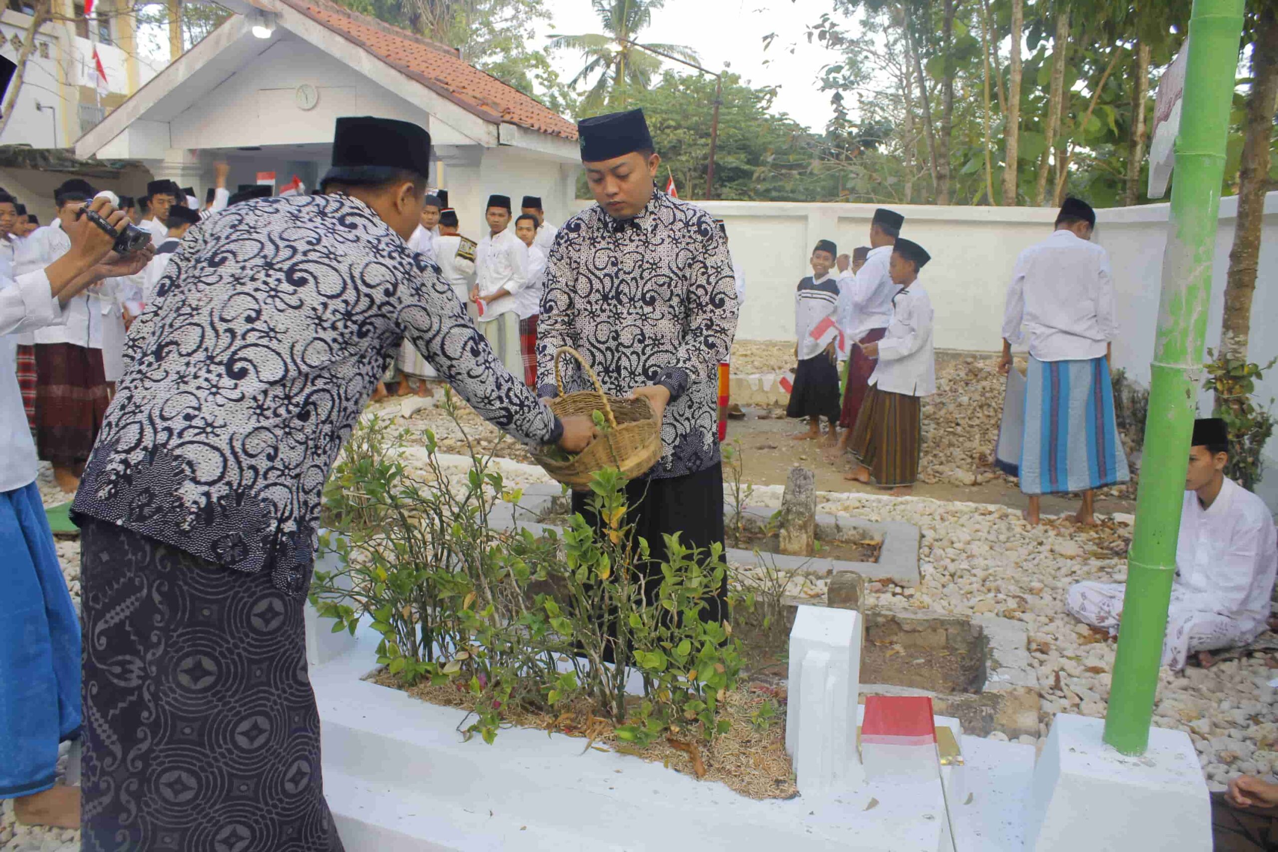Prosesi tabur bunga di maqbaroh Kiai Abdullah Sajjad.